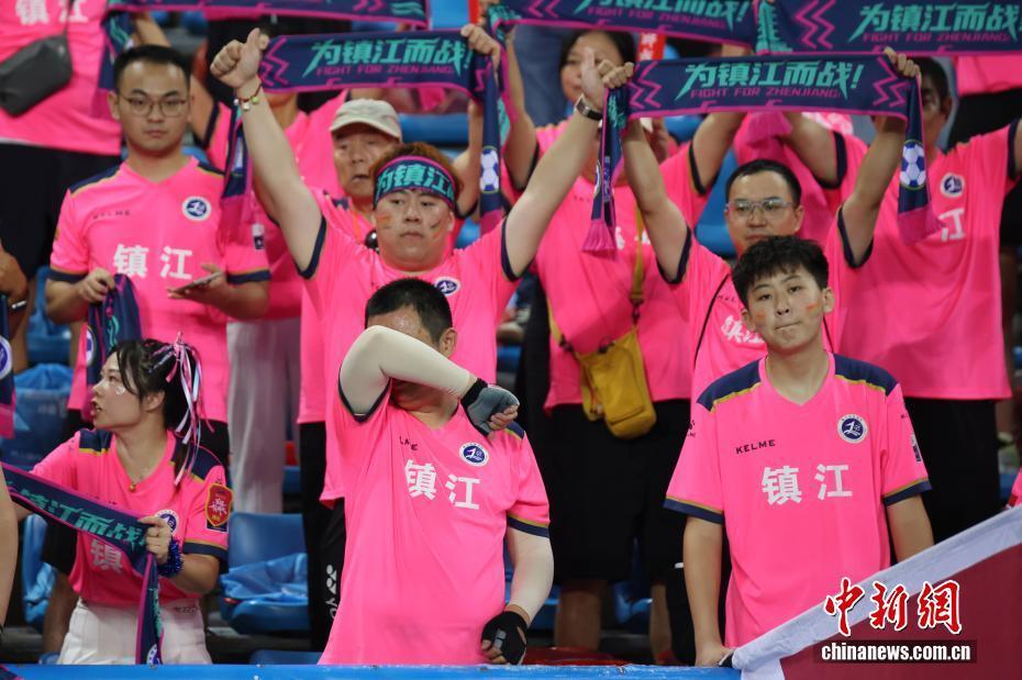 图为年轻人 图为年轻人