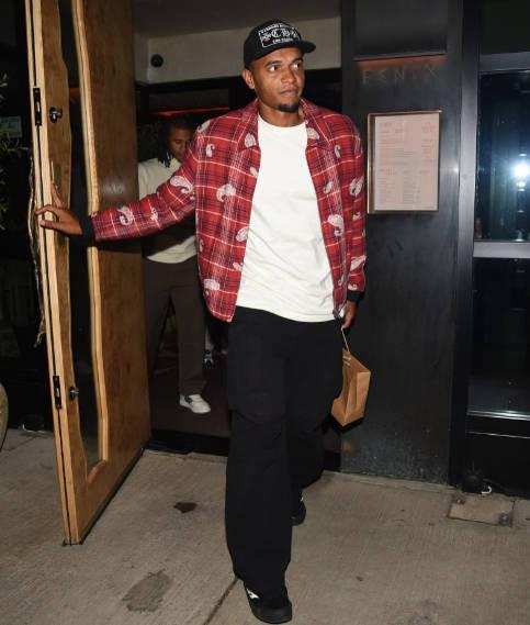 身穿白色T, http, ws