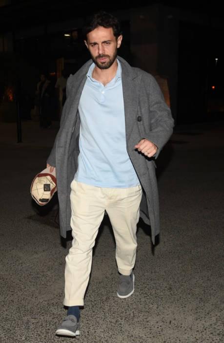 的价格高达, 戴着黑色棒