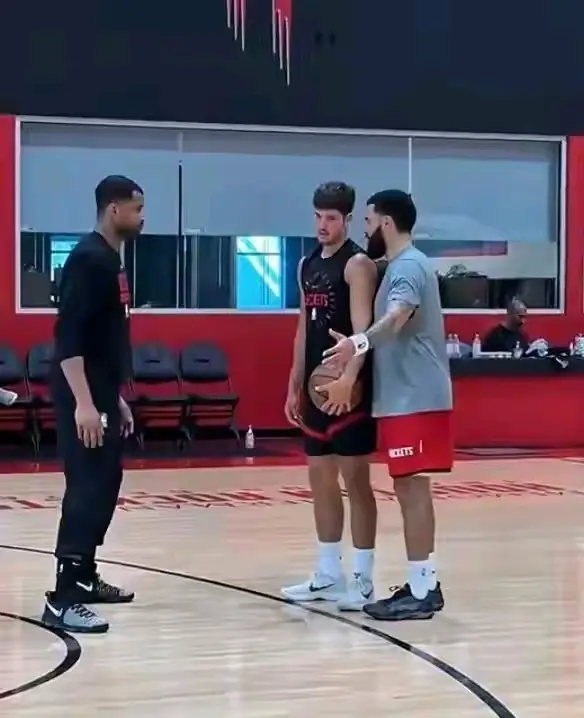 包括将杰伦, 谢泼德以精, 休媒 包括将杰伦, 谢泼德以精, 休媒